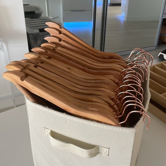 25 wooden hangers with rose gold hooks - Picture 2 of 2